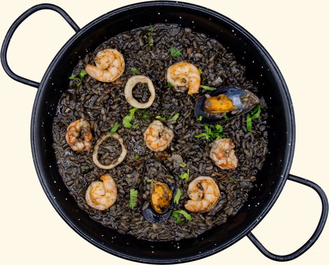 Paella de Arroz Negro